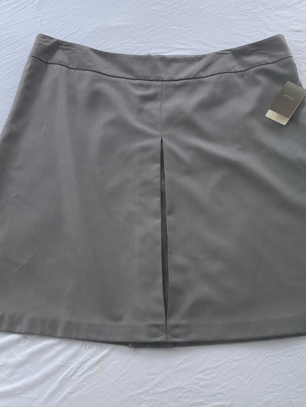 MERONA brand gray mini skirt features a prominent front slit design SZ: 18 NWT